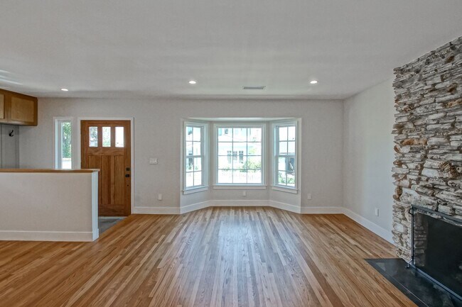 Building Photo - Completely Remodeled, Bright & Airy 3BR2BA...