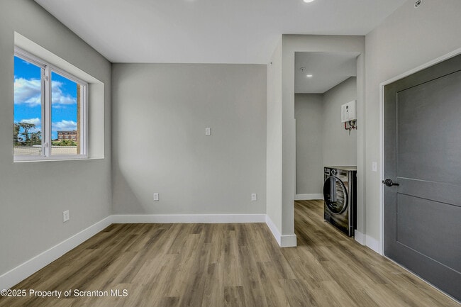 Building Photo - 215 Hickory St