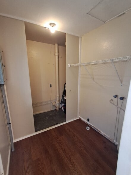 Building Photo - 1100 Hedgewood Dr