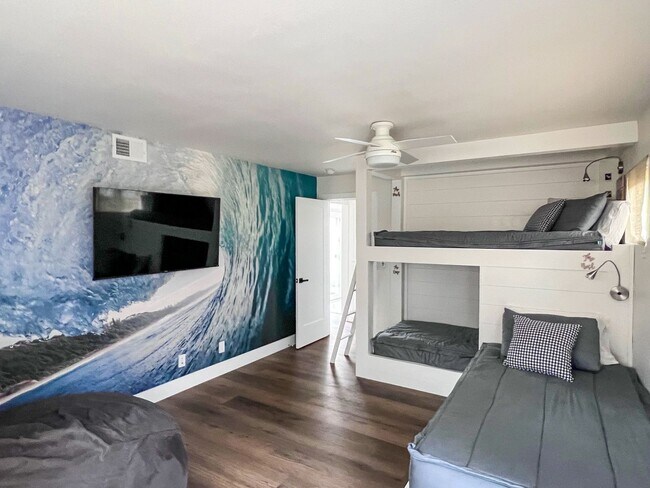 Building Photo - 3BR/2BA Remodeled Condo – 1 Block from the...