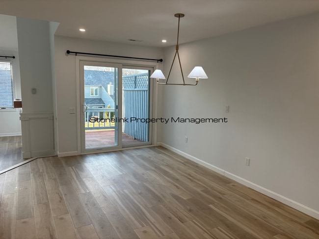 Building Photo - Fully Redesigned Townhouse Style Condo For Rent in Desirable Louisquisset Community!