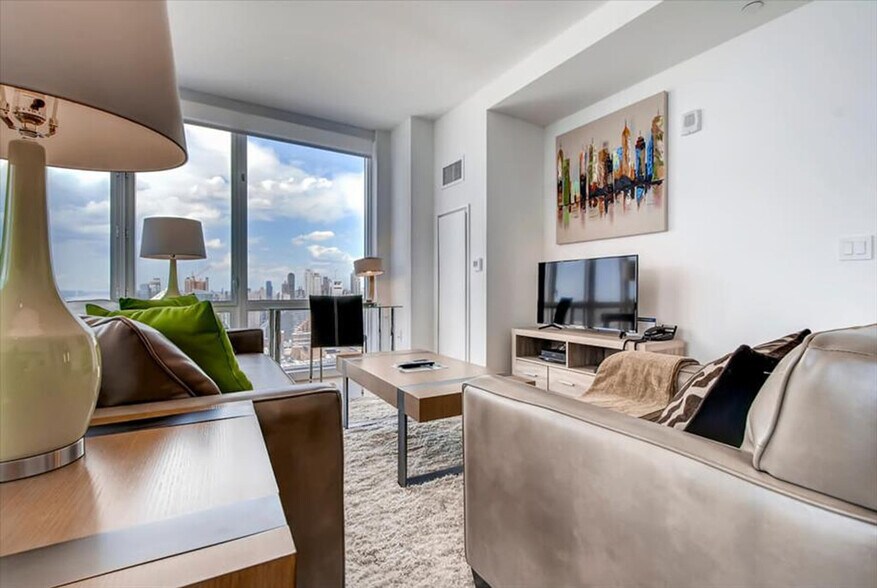 Building Photo - 605 W 42nd St