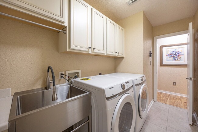 Building Photo - "Coastal Elegance Awaits: Spacious 4-Bed Oasis with Granite Touches on Shipwreck Road"