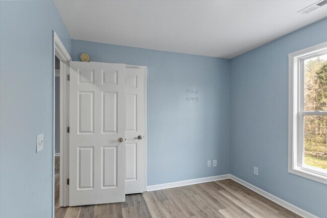 Building Photo - In Town Near The Bike Path