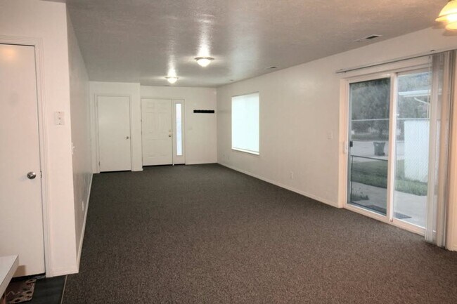 Building Photo - **Winter Special** 2 bed 1 bath duplex