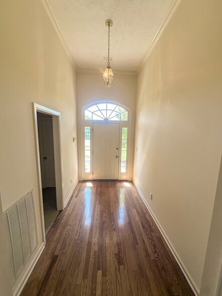 Building Photo - 2112 Parkview Dr S