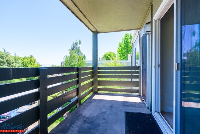 Building Photo - Farm Hill Condo | Desirable Location
