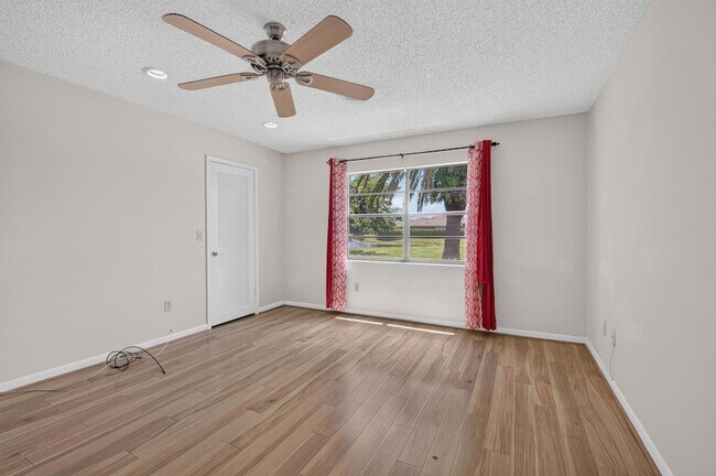 Building Photo - 9264 Vista Del Lago