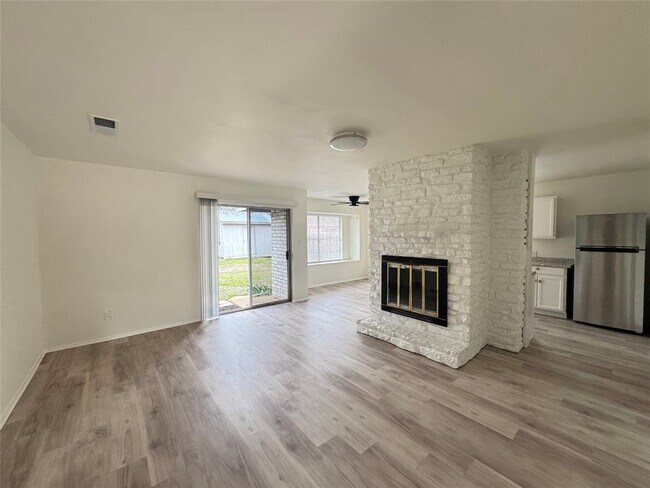 Building Photo - 1700 W Mesa Park Dr