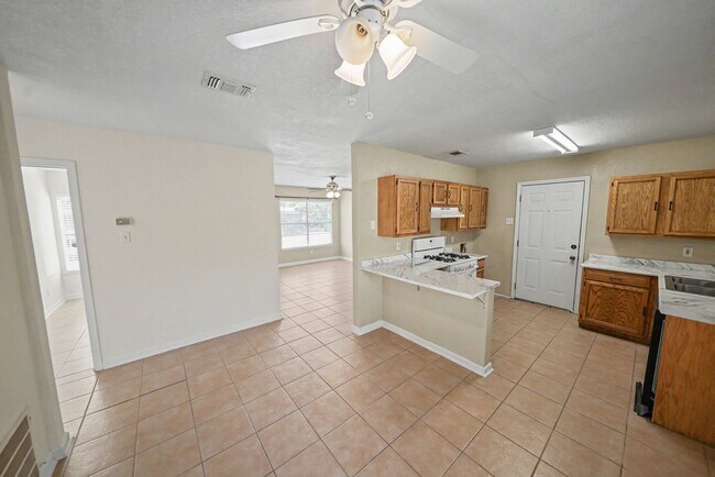 Building Photo - 823 Straight Ln