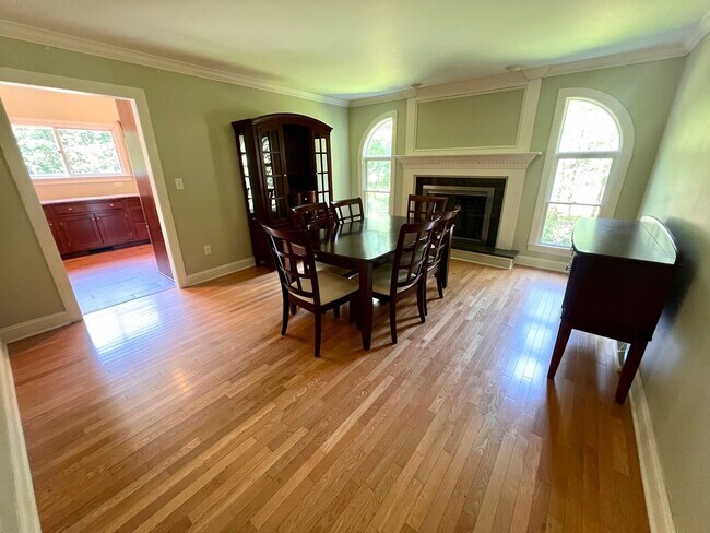 Building Photo - Cranberry - 6 bedroom 4 bathroom - Stunnin...