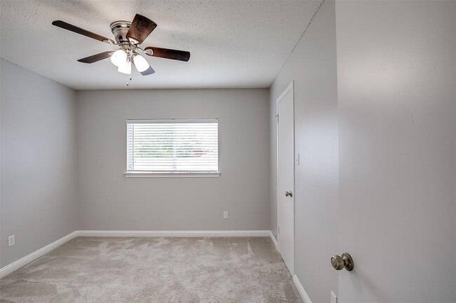 Building Photo - 2504 Byfield Dr