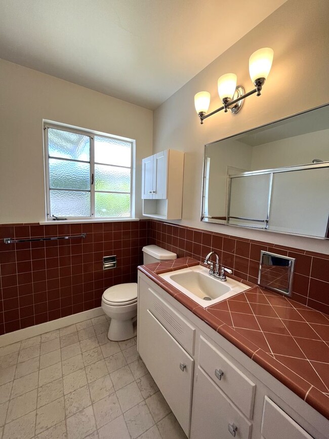 Building Photo - Charming Single Level 3-Bedroom 2-Bathroom Home With Hardwood Floors