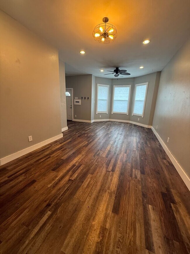 Building Photo - 529 S Dakota St