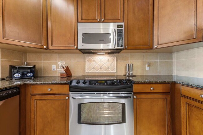 Building Photo - Golf Course View Condo