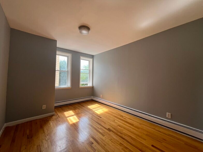 Building Photo - 1049 Broadway
