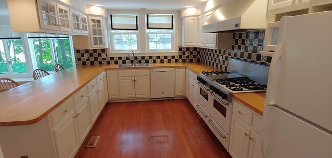 Building Photo - ***Please Respond Directly to the Online Listing, Calls May Not Be Returned***