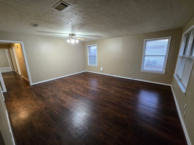Building Photo - Bryan - 4 bedroom / 2 bath / fenced in bac...