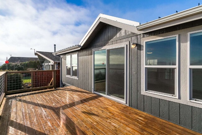 Building Photo - Breathtaking 3-Bed Beachfront Retreat with Scenic Views in Ferndale