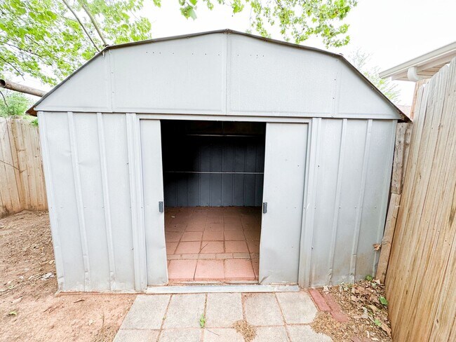Building Photo - Beautiful 3 Bedroom - 1.5 Bathroom in Must...