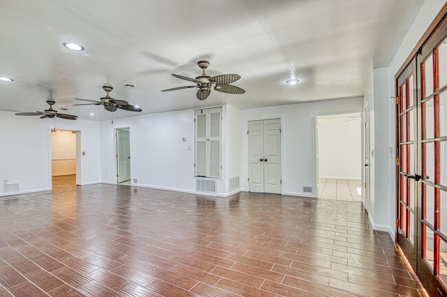 Building Photo - 8613 Kingsway Dr
