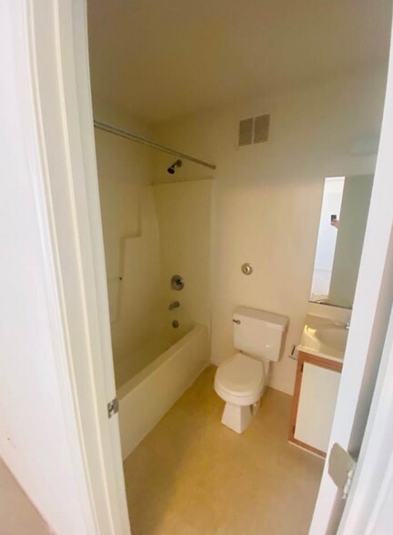 Full Bath #1 - 145 Lullwater Dr