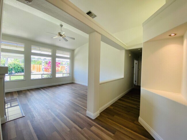 Building Photo - Charming Single-Story Corner Lot Rental