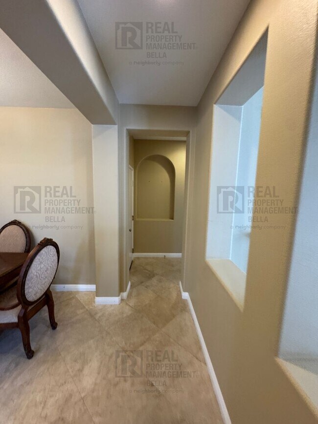 Building Photo - Ideal Layout! 4 Bedroom Home with Main Floor Bed/Bath & Open Loft