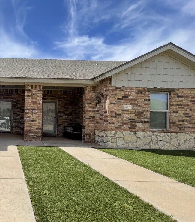 Primary Photo - Cute 3/2/2 townhome in the Lubbock-Cooper ...