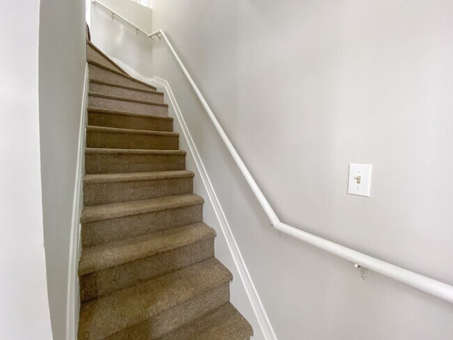 Building Photo - Gorgeous single-family home near Hartford Hospital