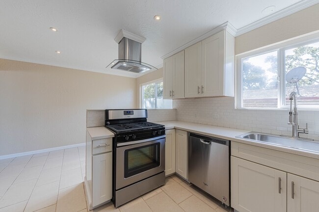 Building Photo - 833 2nd St