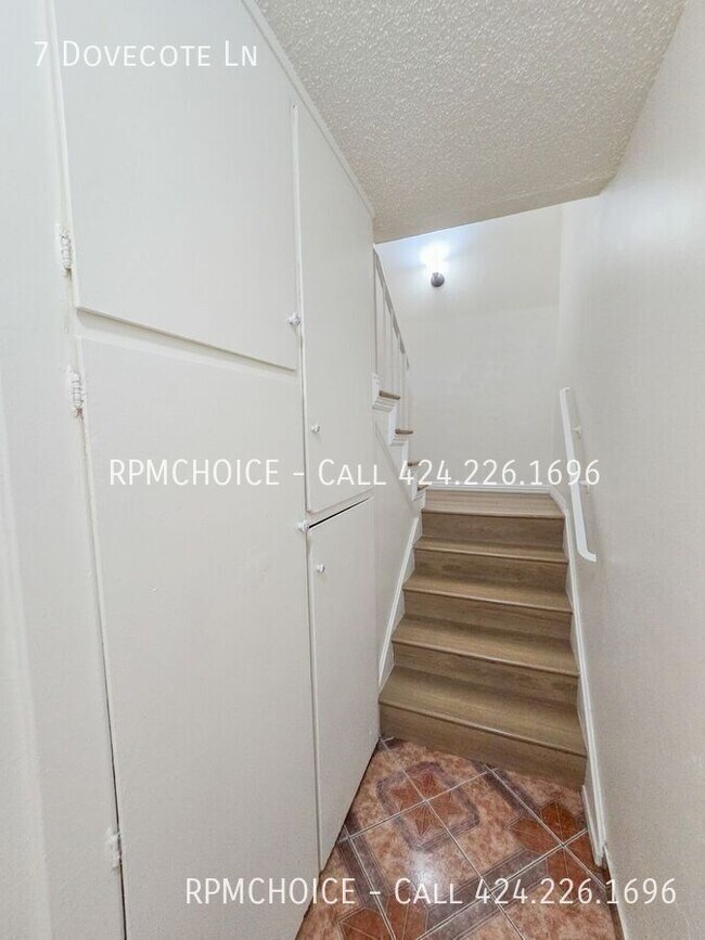 Building Photo - 7 Dovecote Ln