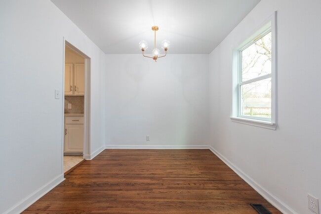 Building Photo - Beautiful 3 bedroom 1 bath, Available in April!