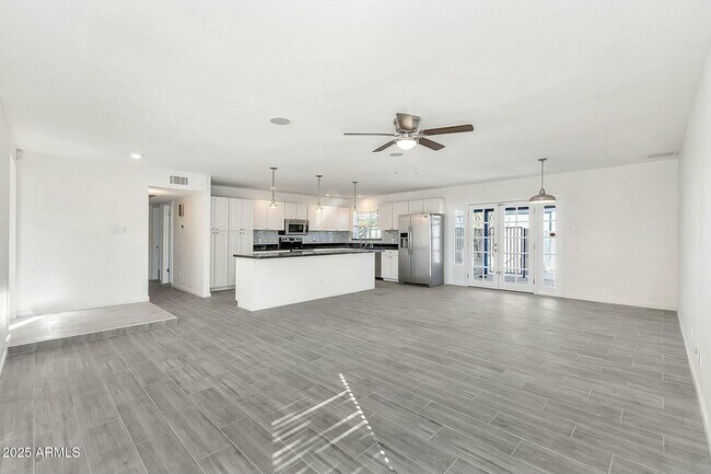 Building Photo - 3922 E Dahlia Dr