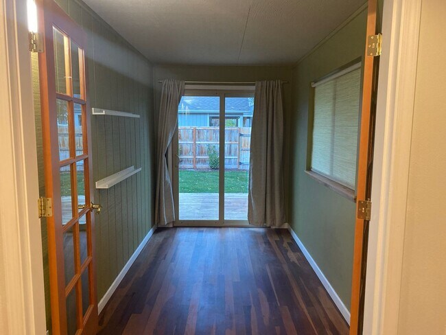 Building Photo - 483 E Hersey St