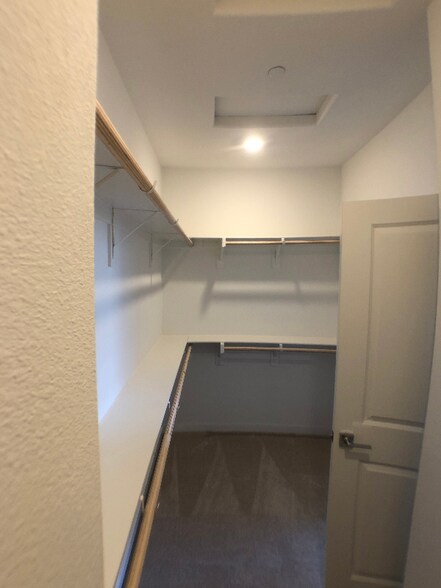 Building Photo - 16254 Lozano St