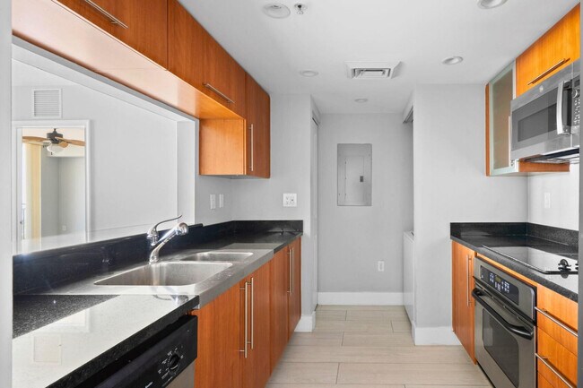 Building Photo - 610 W Las Olas Blvd