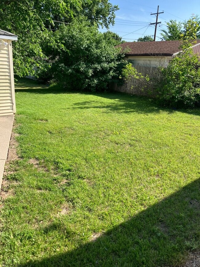 Building Photo - Single Family 3 Bedroom Home