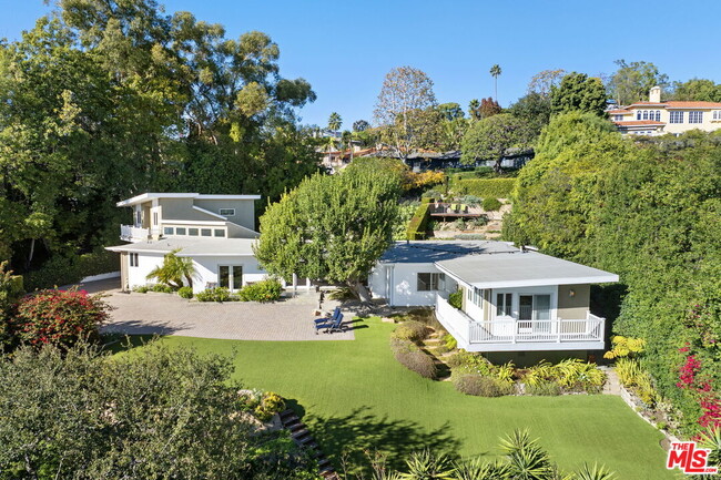 Building Photo - 11215 Sunset Blvd