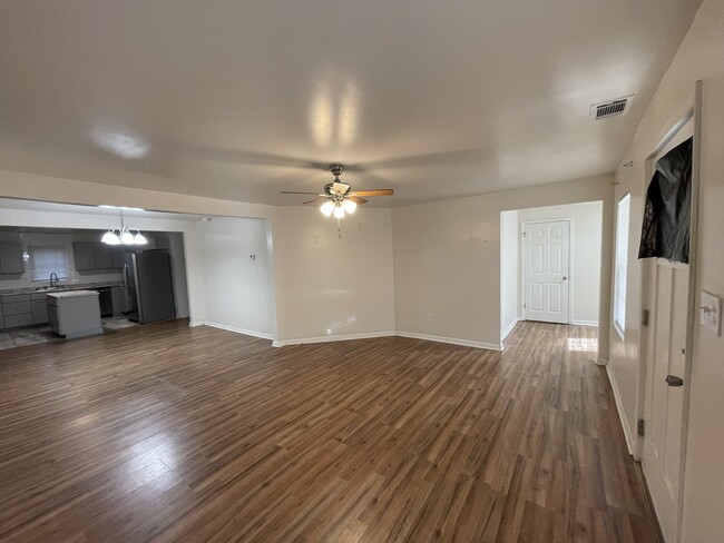 Building Photo - 5-125 Roundtree St