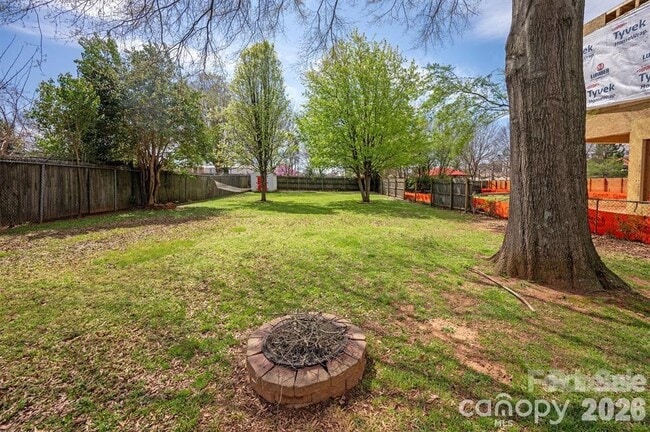 Building Photo - 307 E Peterson Dr