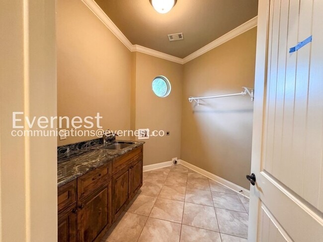 Building Photo - Welcome to this elegant 4-bedroom, 5-bathroom home in desirable Hurricane Lake Estates with Pool ...