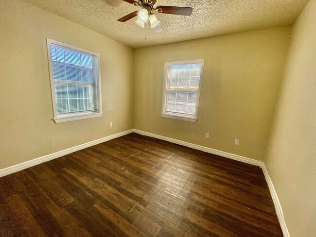 Building Photo - $0 First Month's Rent / $0 Deposit at Move-in