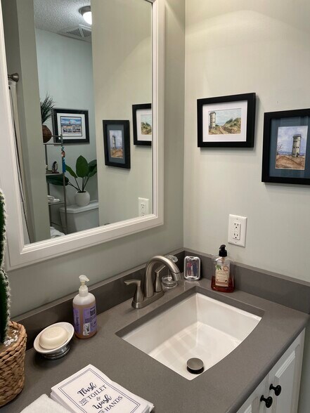 Guest Bathroom - 4140 Breezewood Dr