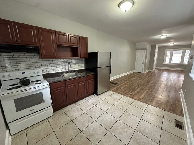 Building Photo - 440 W Fisher Ave