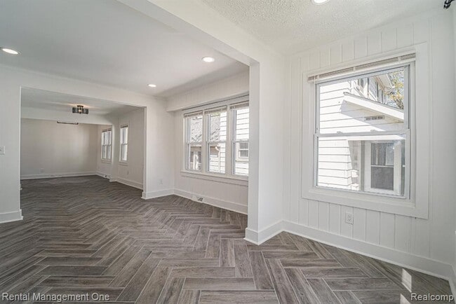Building Photo - 575 E Drayton St
