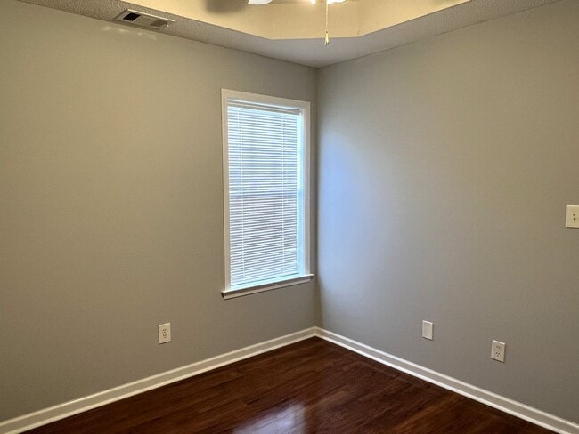 Building Photo - Absolutely Adorable Home Near Lake Joy Elementary