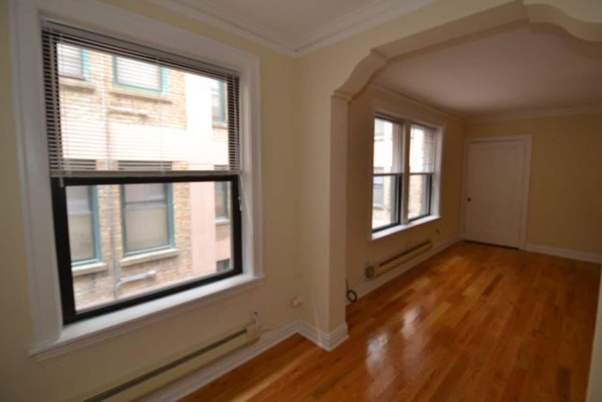 Building Photo - 429 W Roscoe St