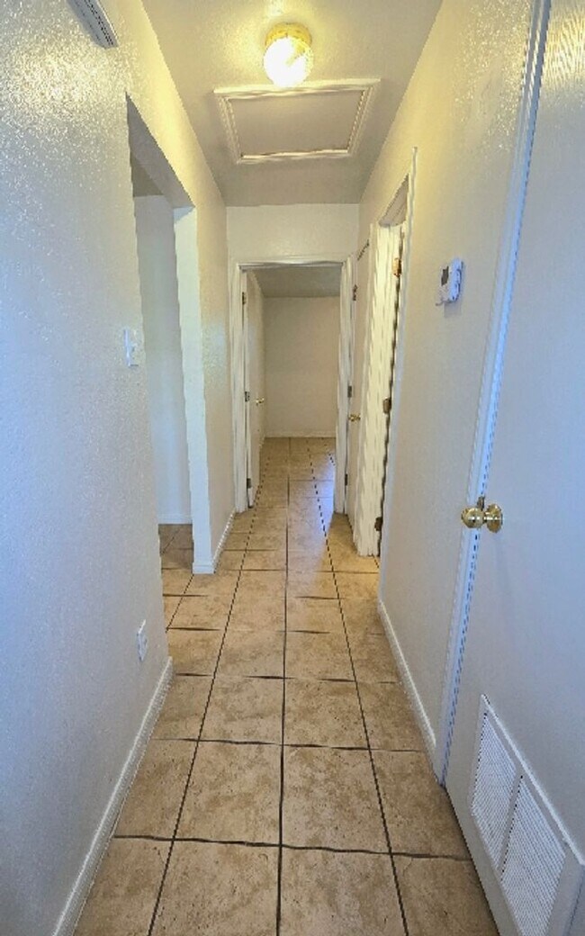 Building Photo - AVAILABLE NOW! (SECTION 8 ACCEPTED)