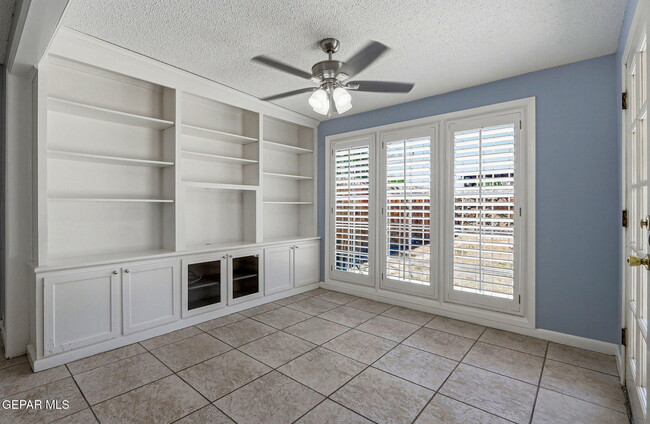 Building Photo - 6141 Sierra Valle Ln
